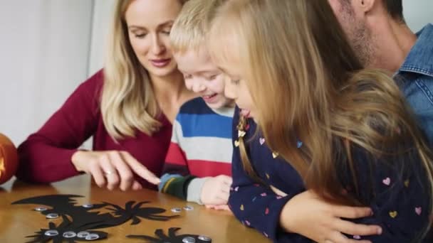 ハロウィーンのための装飾を準備する幸せな家族の手持ちビデオ — ストック動画