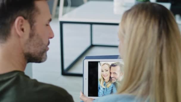 Vue Arrière Couple Mature Avec Tablette Dans Salon — Video