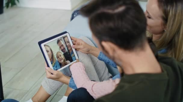 Parents Avec Fille Regardant Des Photos Sur Tablette — Video