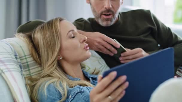 Gros Plan Couple Mature Aide Une Tablette Maison — Video