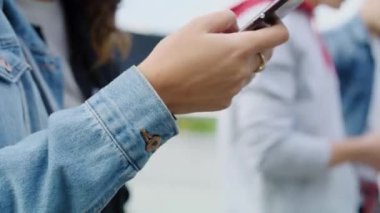 Akıllı telefonları olan gençleri kapatın. 