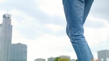 Şehirde dengede duran bir kızın düşük açılı görüntüsü 