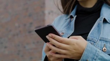 Kadın eli cep telefonu kullanıyor. 