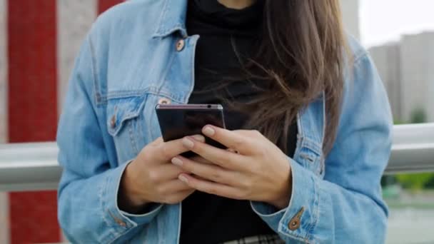 Close Menina Usando Telefone Inteligente Livre — Vídeo de Stock