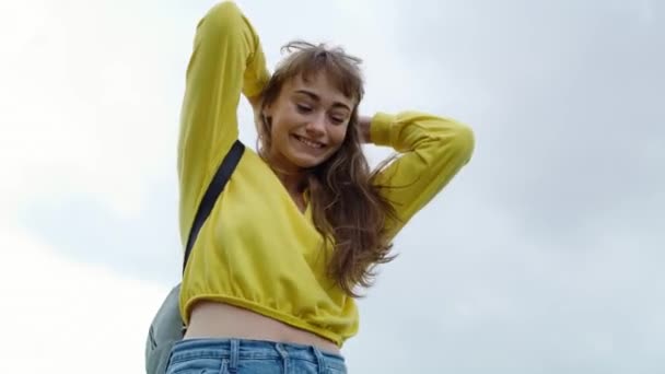 Tilt View Joyful Young Woman Walking City — Stock Video