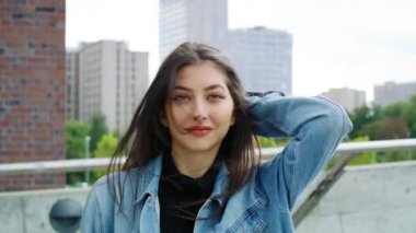 Şehirde güzel bir kadının portresi. 