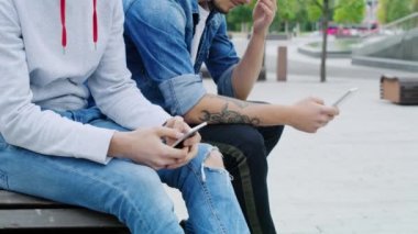 Akıllı telefon kullanan iki arkadaş. 