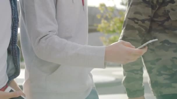 屋外でスマートフォンを使用して3人の男性の友人 — ストック動画