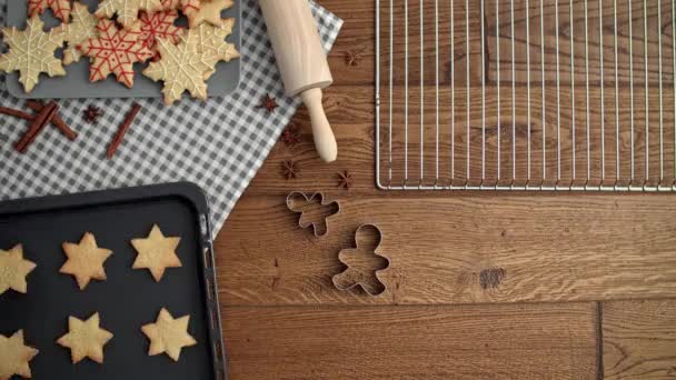 クッキーを焼くことはクリスマスの伝統です — ストック動画