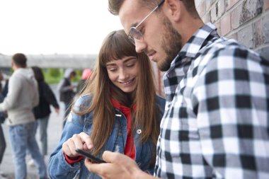 Cep telefonuna bakan genç çift 