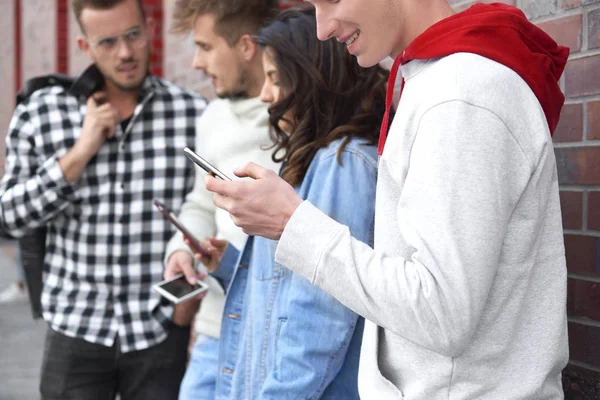 Groep Jongeren Met Behulp Van Slimme Telefoon — Stockfoto