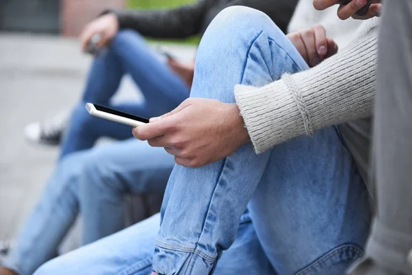 Primer Plano Del Hombre Sosteniendo Teléfono Inteligente — Foto de Stock