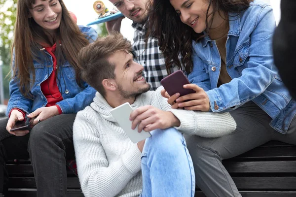 Jóvenes Pasando Tiempo Juntos —  Fotos de Stock