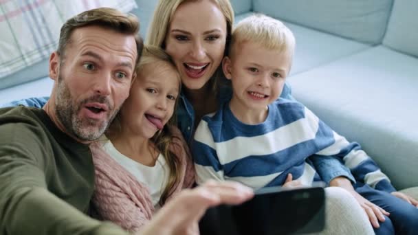 Selfie Της Οικογένειας Δύο Παιδιά — Αρχείο Βίντεο