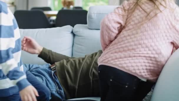Crianças Acordando Seu Pai Cansado — Vídeo de Stock