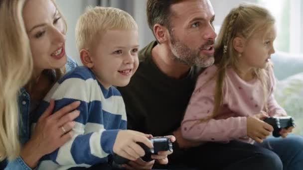 Ευτυχισμένη Οικογένεια Παίζει Βίντεο Παιχνίδι — Αρχείο Βίντεο