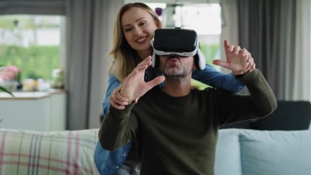 Сучасна Пара Використовує Симулятор Віртуальної Реальності Вітальні — стокове відео