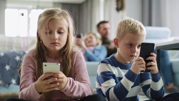 Crianças Usando Telefone Celular Sala Estar — Vídeo de Stock