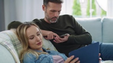 Sıkıcı çift oturma odasında teknoloji kullanıyor.