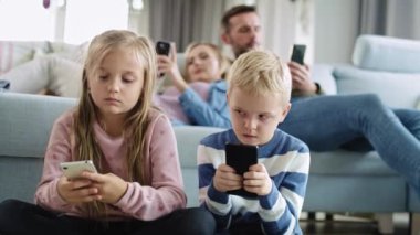 Akıllı telefon kullanan çocukların el bilgisayarı görüntüsü
