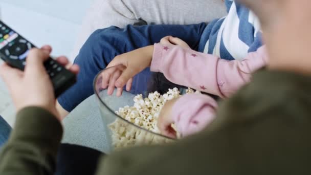 Close Van Familie Eten Popcorn — Stockvideo