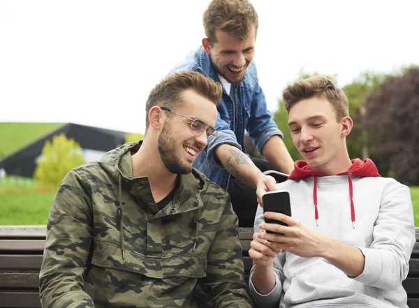 Gelukkige Mannen Kijken Naar Smartphone Zitten Bank — Stockfoto