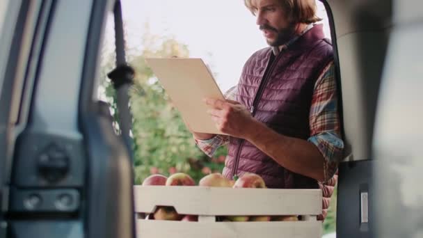 Agricultor Verificando Alguns Dados Área Transferência — Vídeo de Stock