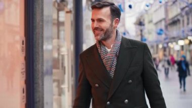 Olgun adam pencere ekranına bakıyor