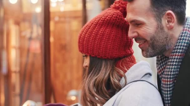 Pareja Madura Mirando Exhibición Tienda Grande — Vídeos de Stock