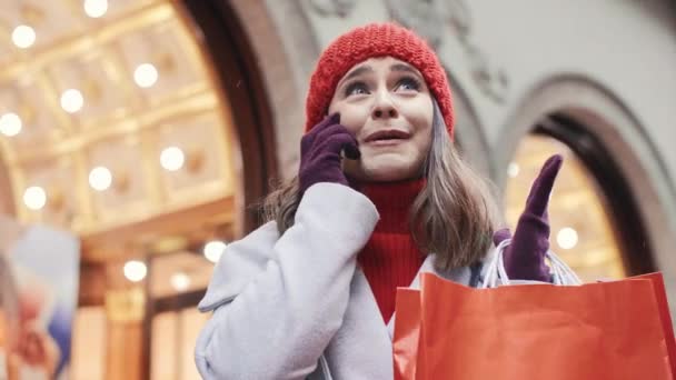 Nadšený Žena Nákupními Taškami Mluvit Přes Mobilní Telefon — Stock video