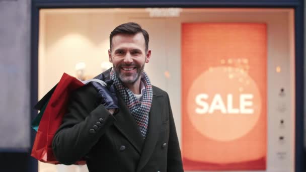 Retrato Del Hombre Sonriente Con Bolsas Compras Navidad — Vídeo de stock