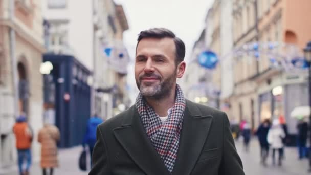 Alışveriş Torbalarıyla Gülümseyen Adam Şehir Caddesinde Yürüyor — Stok video