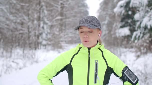 Müde Athletin Legt Kurze Pause Ein — Stockvideo