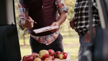Çiftçi ve işadamı arasındaki iyi anlaşmanın el kamerası görüntüsü