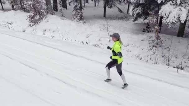 Vista Lateral Mujer Corriendo Bosque Invierno — Vídeos de Stock