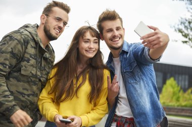 Üç kişilik selfie. En iyi arkadaşlar. 