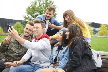 Grup arkadaşıyla birlikte bir selfie yapma 