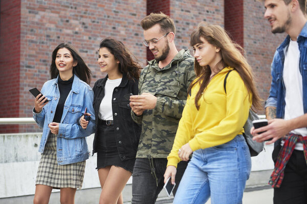 Friends Mobile Phones Walking City Street — Stock Photo, Image