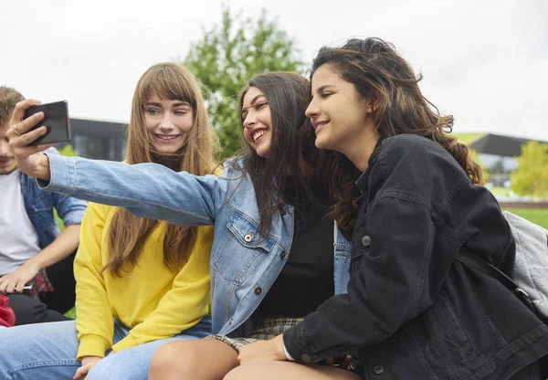 Trois Filles Avec Téléphone Portable Faisant Selfie — Photo