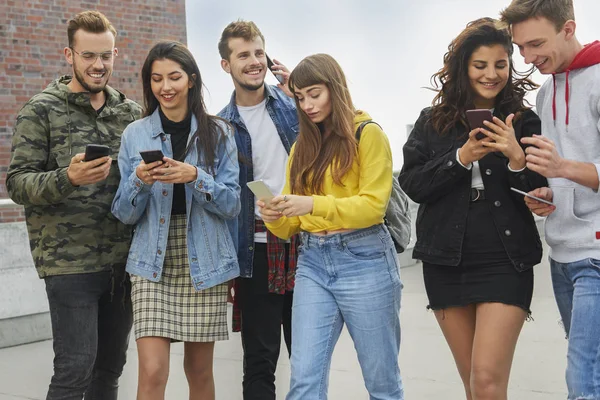 Gençler Arka Arkaya Akıllı Telefonlarını Kullanıyorlar — Stok fotoğraf