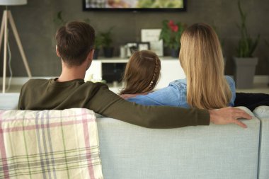 Bir çocuk televizyon izlerken ailenin dikiz aynası. 