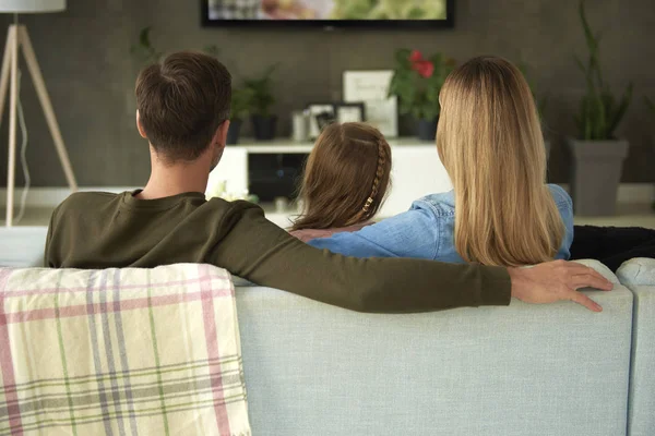 Rückansicht Einer Familie Mit Einem Kind Vor Dem Fernseher — Stockfoto