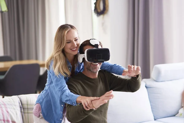 Casal Moderno Usando Simulador Realidade Virtual Sala Estar — Fotografia de Stock