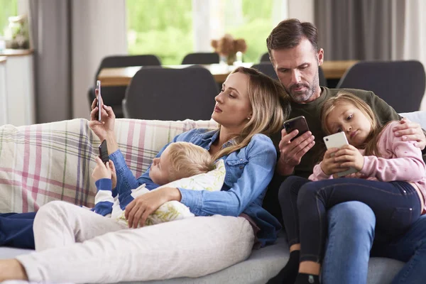 Eltern Und Kinder Mit Mobiltelefon Wohnzimmer — Stockfoto