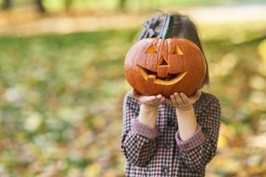 Balkabağı feneri çok korkutucu.