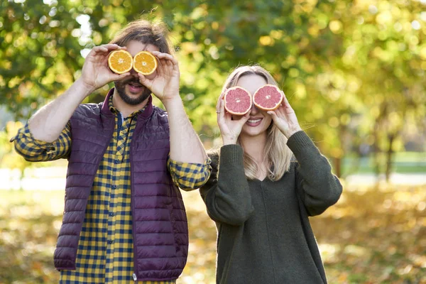 柑橘系の果物で覆われた両目 — ストック写真