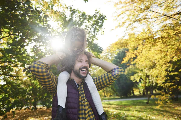 Father Carrying His Daughter Piggyback — Stock Photo, Image