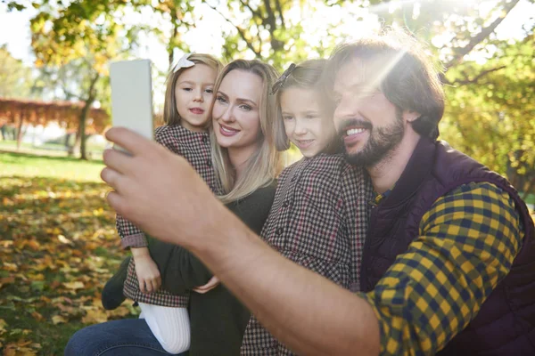 Família Feliz Fazendo Uma Selfie Floresta Outono — Fotografia de Stock