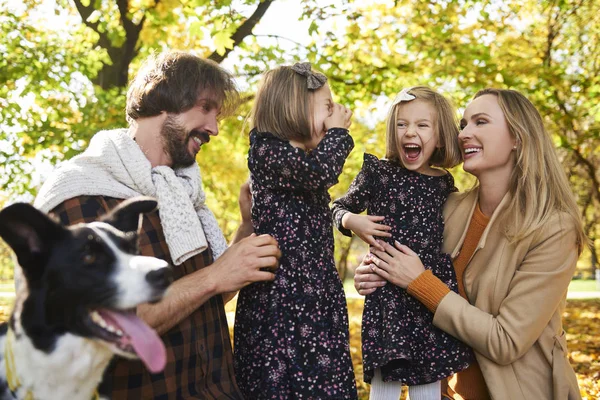 Glada Familjescen Höstskogen — Stockfoto