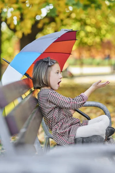 Kind Zoek Naar Onderdak Met Paraplu — Stockfoto